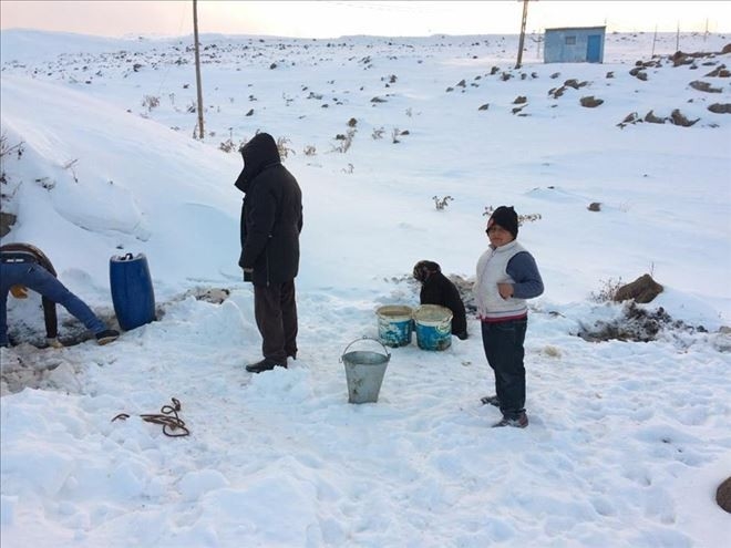 Köylüler Buz Kırarak Su Arıyor