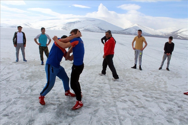Ardahan Buzla Kaplı Çıldır Gölü´nün Üzerinde Milli Takıma Sporcular Yetiştiriyor