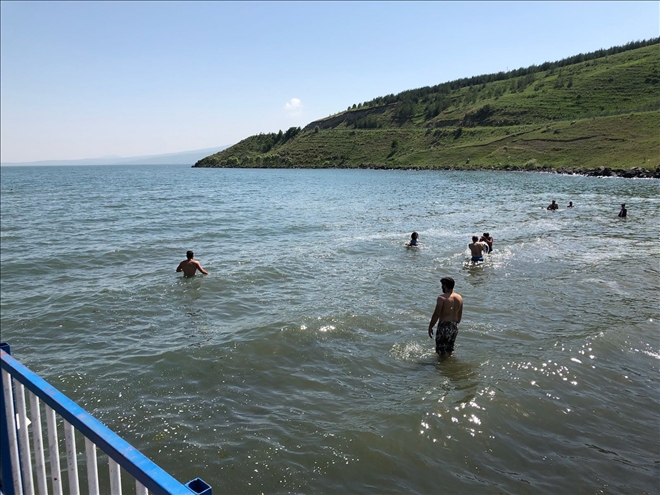 Sıcaktan bunalan Ardahanlılar, Çıldır gölünde serinliyor