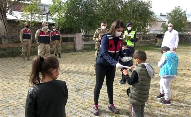 Jandarma, köy okullarında maske ve boyama kitabı dağıttı