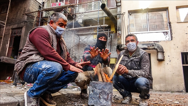 Ardahan eksi 5´i gördü, inşaat işçileri ısınmak için ateş yaktı