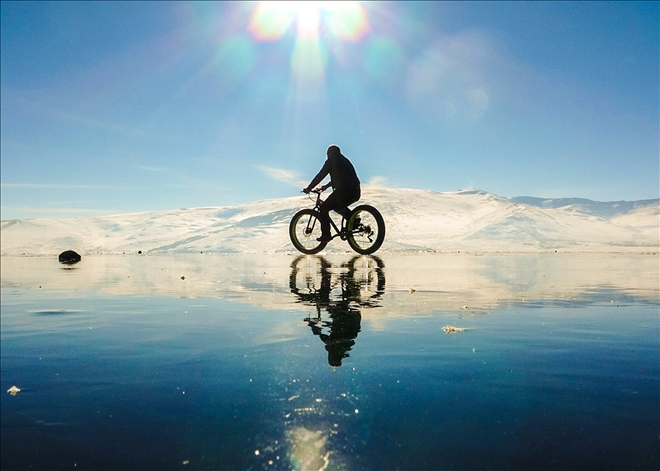 Buz tutan Çıldır gölünde bisiklet keyfi