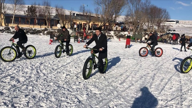Kar bisikletleri ile çıldır gölüne yeni bir aktivite kazandırıldı
