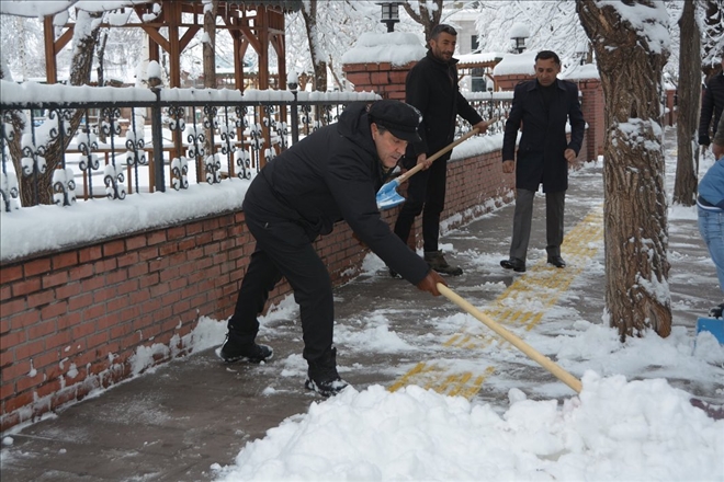 Başkan Demir, işçilerle kar temizledi