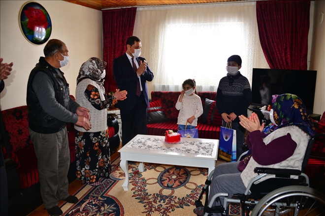 Vali Mustafa Masatlı, çocukların bayramını evlerinde kutladı