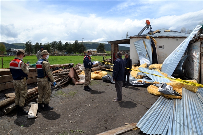 Ardahan´da fırtına: Çatılar uçtu, ağaçlar devrildi, elektrik telleri koptu