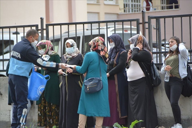 Belediyeden YKS sınavına giren öğrencilere maske 