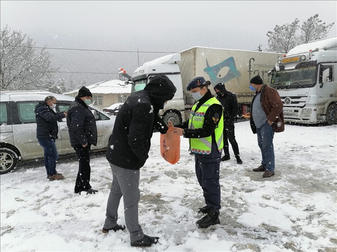 Kardan kapanan yollarda kalan sürücülere jandarmadan ikram