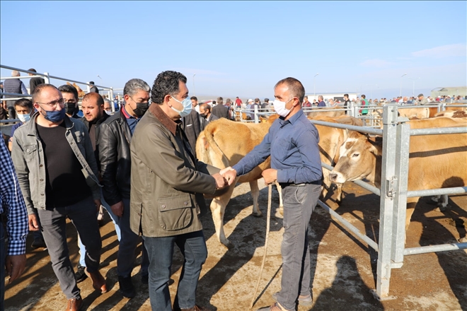 Başkan Demir, mesaiye hayvan pazarı gezisiyle başladı