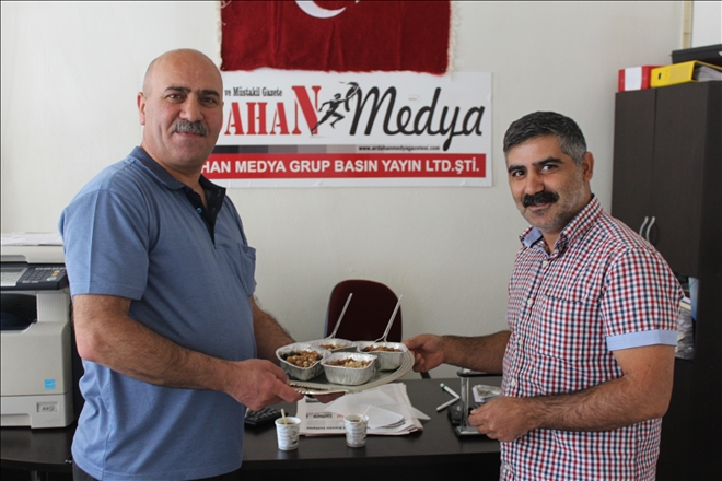 Perdeci Murat Ustadan esnaf komşularına aşure ikramı