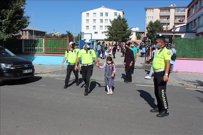 Ardahan polisi öğrencilerin güvenliği için okul önlerinde