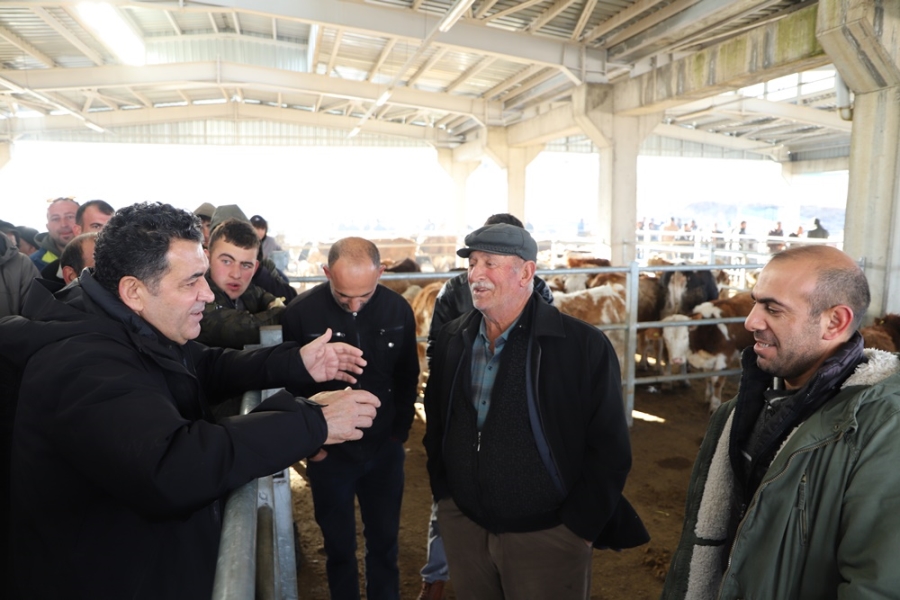 Başkan Demir, haftaya hayvan pazarı ziyaretiyle başladı