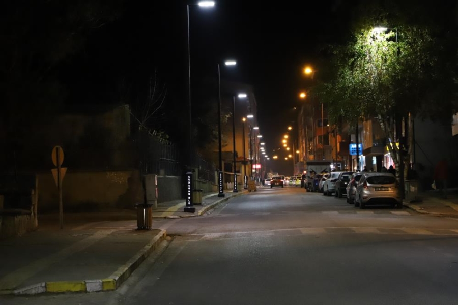 Lise caddesi, yeni aydınlatma direkleriyle hayranlık uyandırıyor