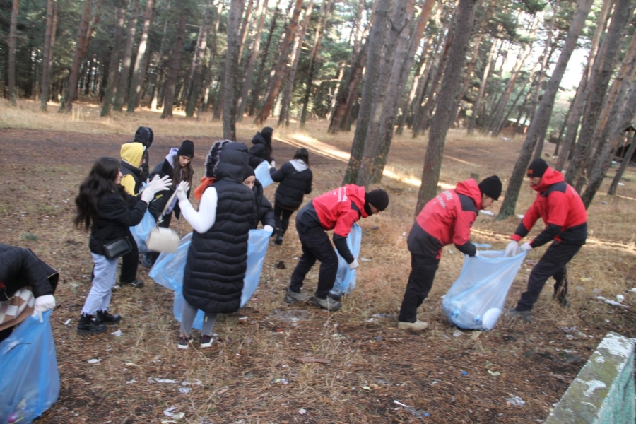 Jandarma ve öğrenciler mesire alanını temizledi