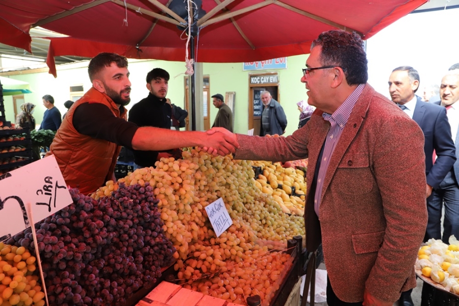 Başkan Demir ve ekibi sebze pazarına çıkarma yaptı