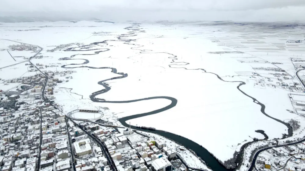 Karla kaplı Kura Nehri’nin oluşturduğu menderesler drone ile görüntülendi