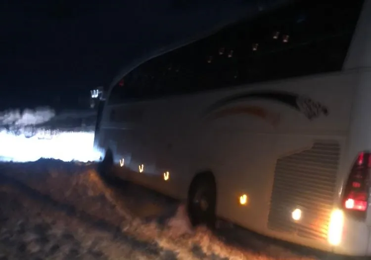 Ardahan-Samsun seferini yapan yolcu otobüsü kara saplandı