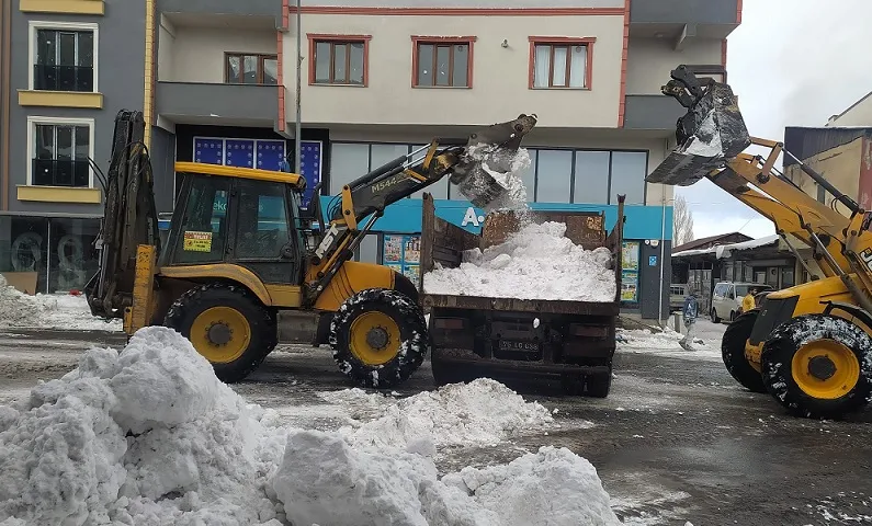 Posof Belediyesi karla mücadele çalışmalarına devam ediyor