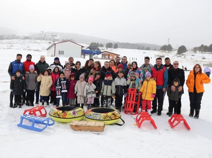 Depremzede çocuklar, kayak yapmanın mutluluğunu yaşadı