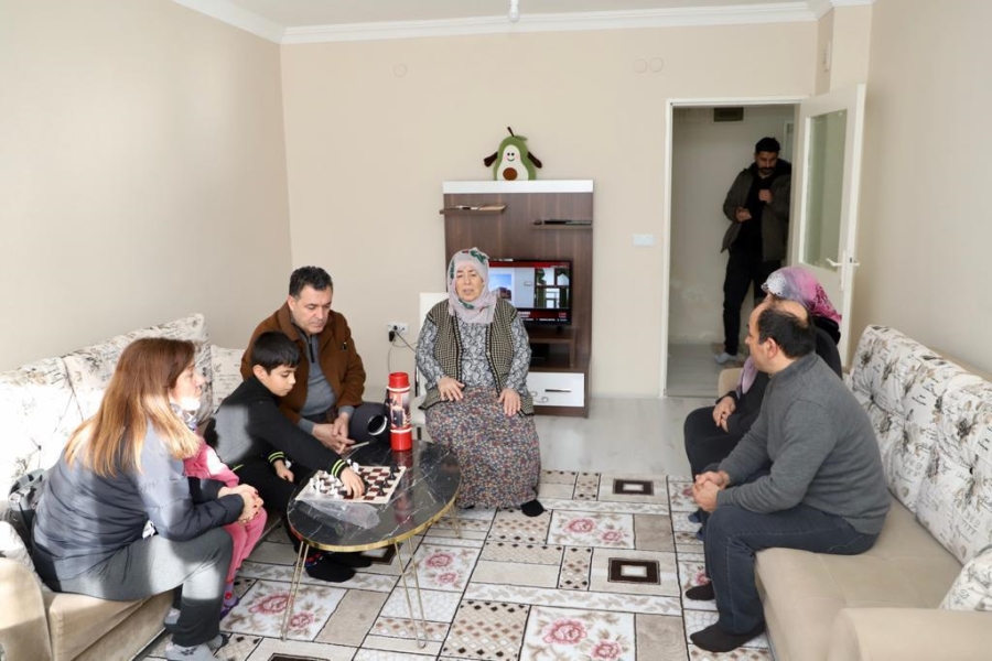 Başkan Demir ve eşi depremzede aileleri ziyaret etti