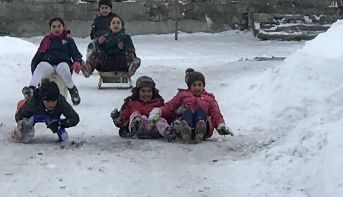Geç gelen kar yağışı  çocukları sevindirdi