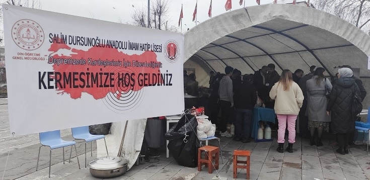 Anadolu İmam Hatip Lisesi depremzedeler için kermes düzenledi