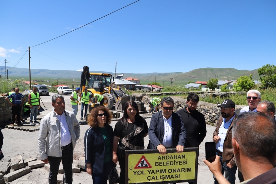 Başkan Demir ve Meclis Üyeleri, kilit parke çalışmalarını inceledi
