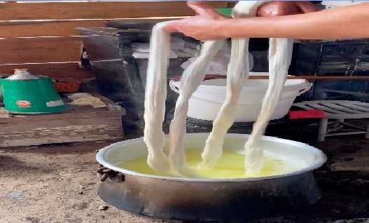 Kışlık Çeçil peynirlerin yapımı devam ediyor