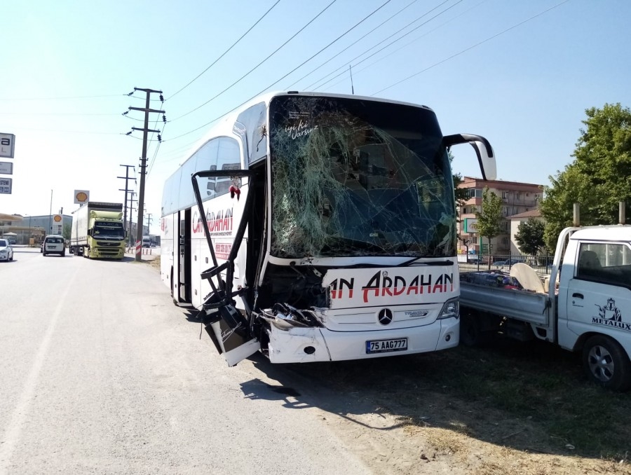 Ardahan’dan Bursa’ya giden otobüs İnegöl’de kaza yaptı