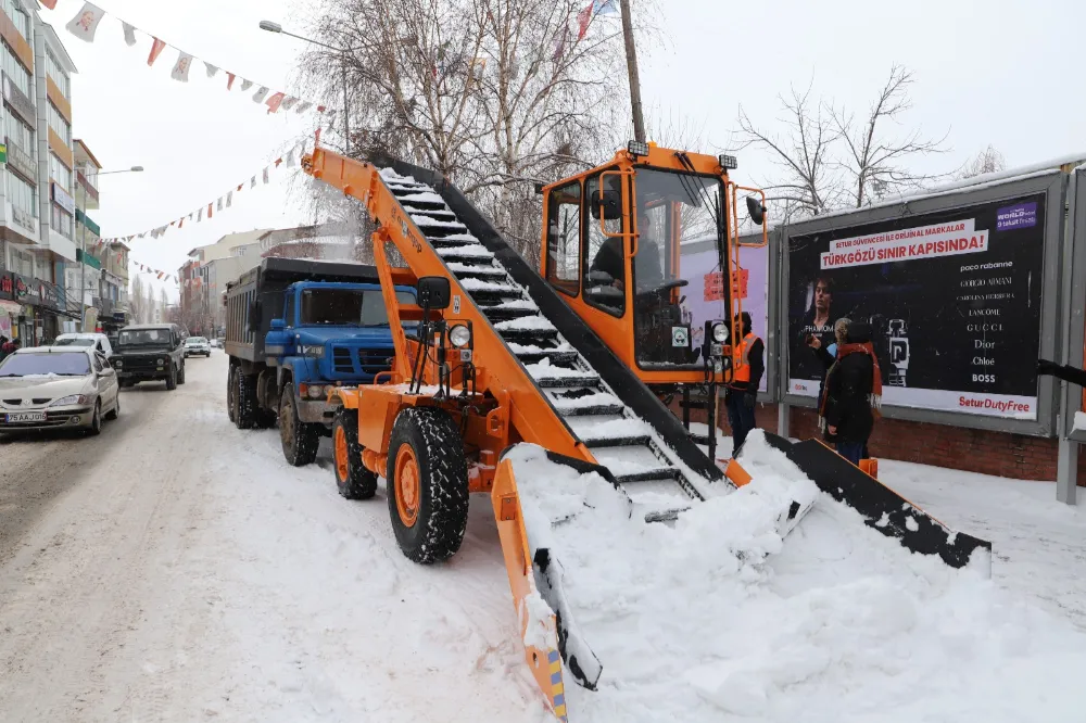 Ardahan Belediyesi kar yükleme makinası aldı