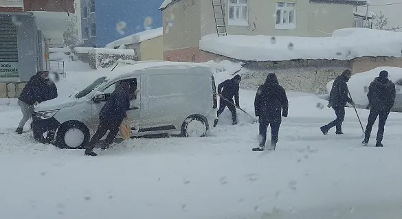 Şiddetli kar yağışı sürücülere zor anlar yaşatıyor