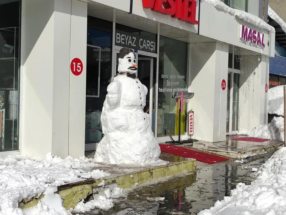 İş yerinin önünde dev kardan adam yaptı