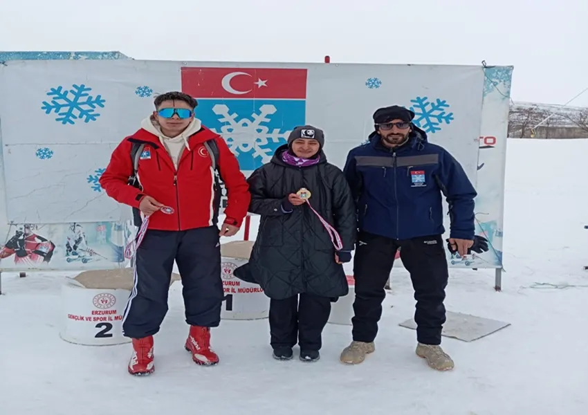 Dilan Demir, kayaklı koşu yarışmalarında Türkiye şampiyonu oldu