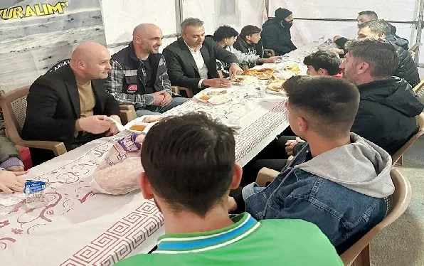 Vali Çiçek, Vatandaşlarla birlikte iftar yaptı