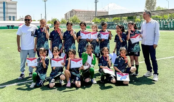 Küçük Kızlar Futbol Takımı Bölge Şampiyonu Oldu