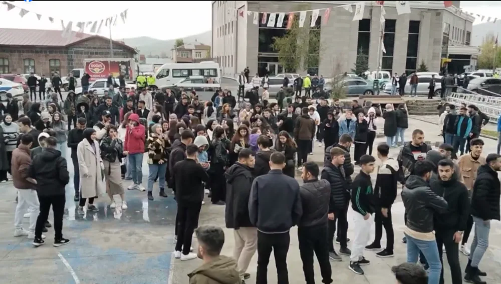 Öğrenciler dolmuş fiyatlarında ki zam dedikodularını protesto etti