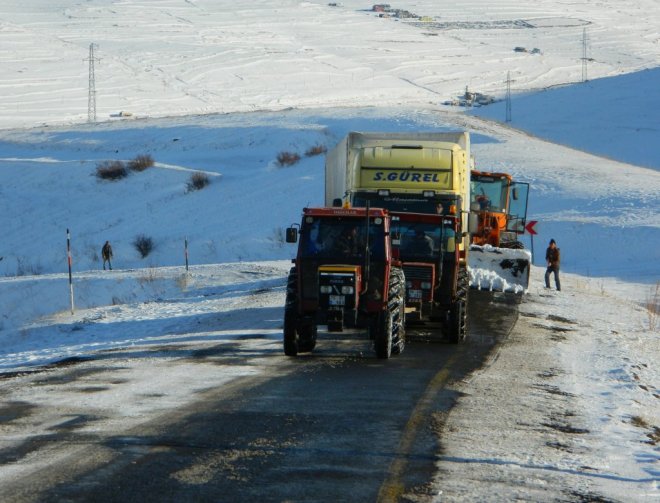 Ulgar Dağı`nda Kar ve Tipi Ulaşımı Aksattı