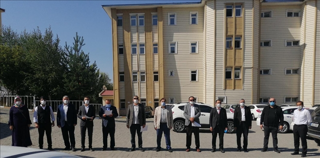Ardahan´da İmam Hatip Lisesi mezunları ve mensupları derneği basın açıklaması yaptı