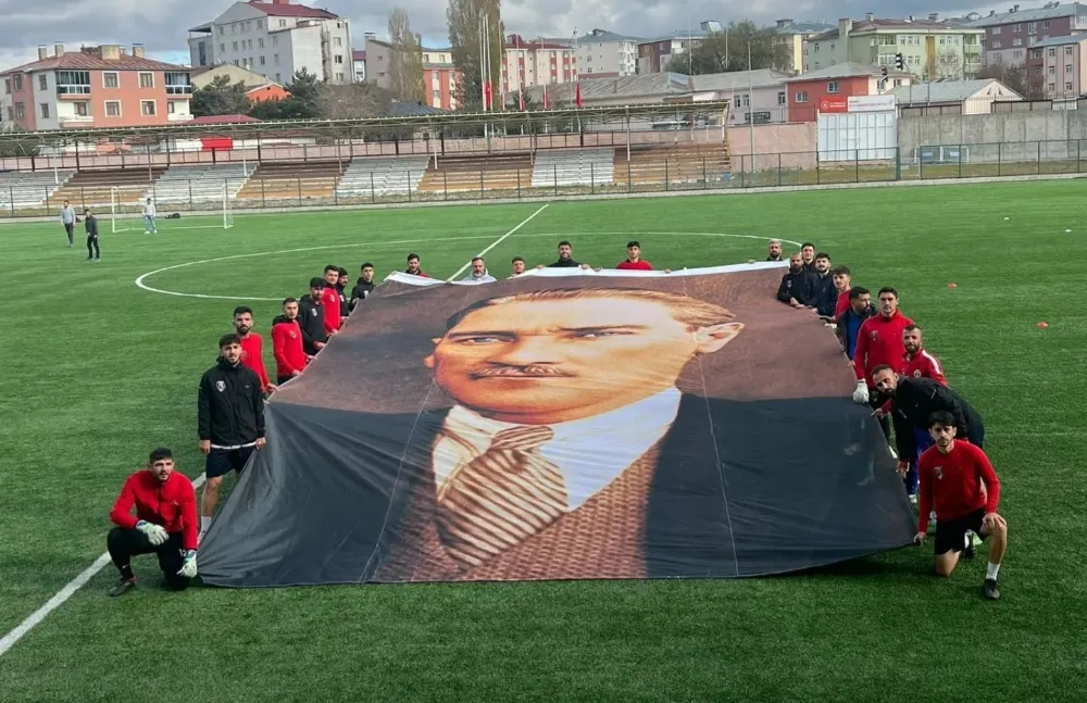 Atatürk’ü antrenmanda posterle andılar