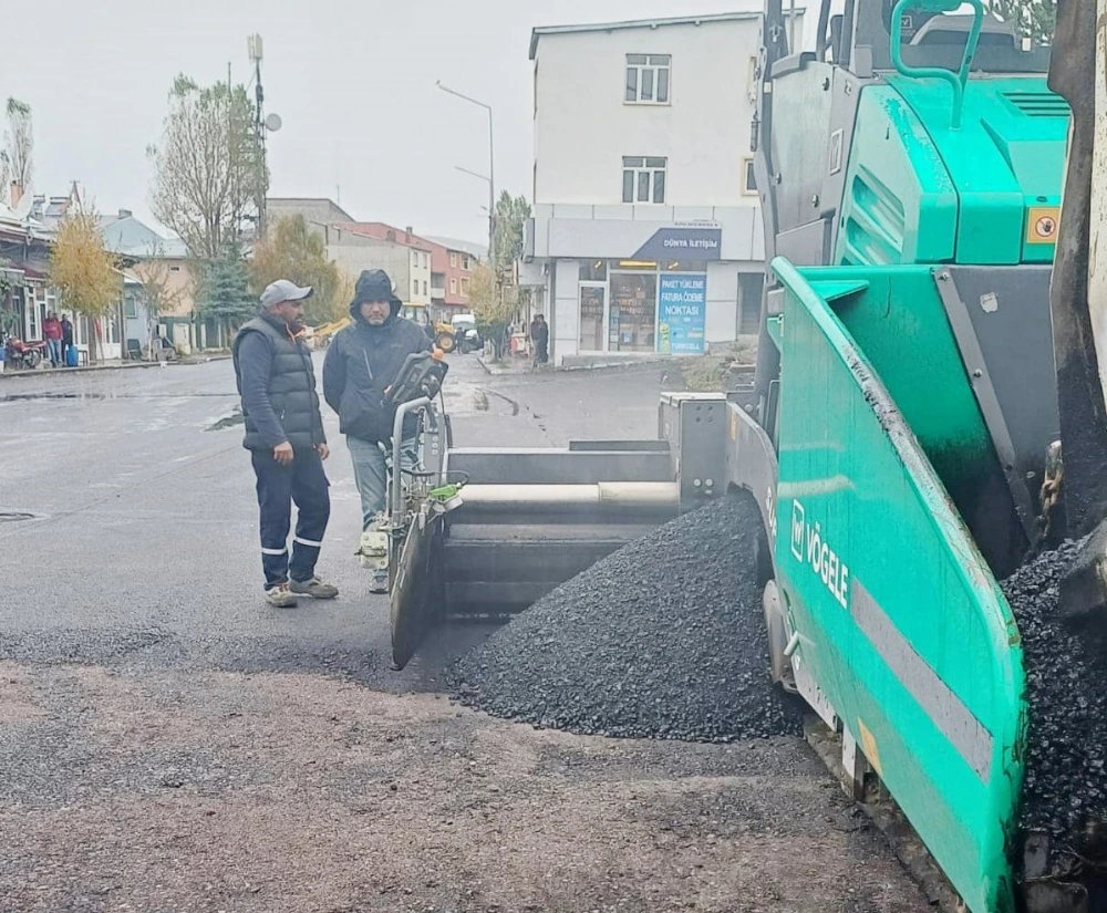 Genel sekreter Emin, Hanak’ta asfalt yapım işini yerinde inceledi