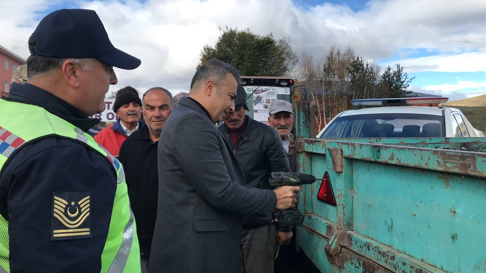 Vali Çiçek, römorklara reflektör taktı