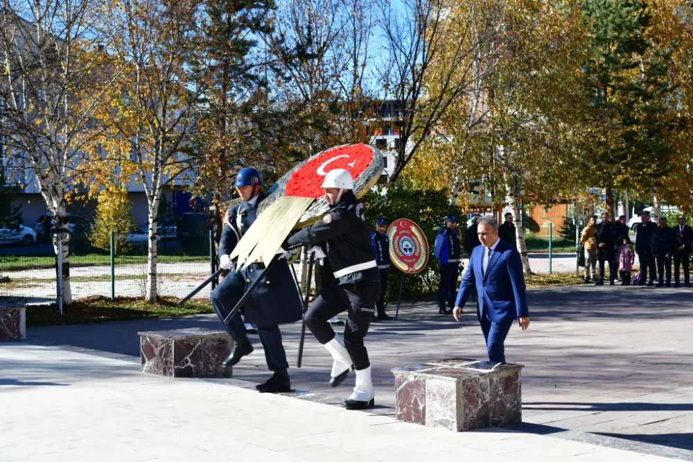 29 Ekim kutlamaları çelenk sunumuyla başladı