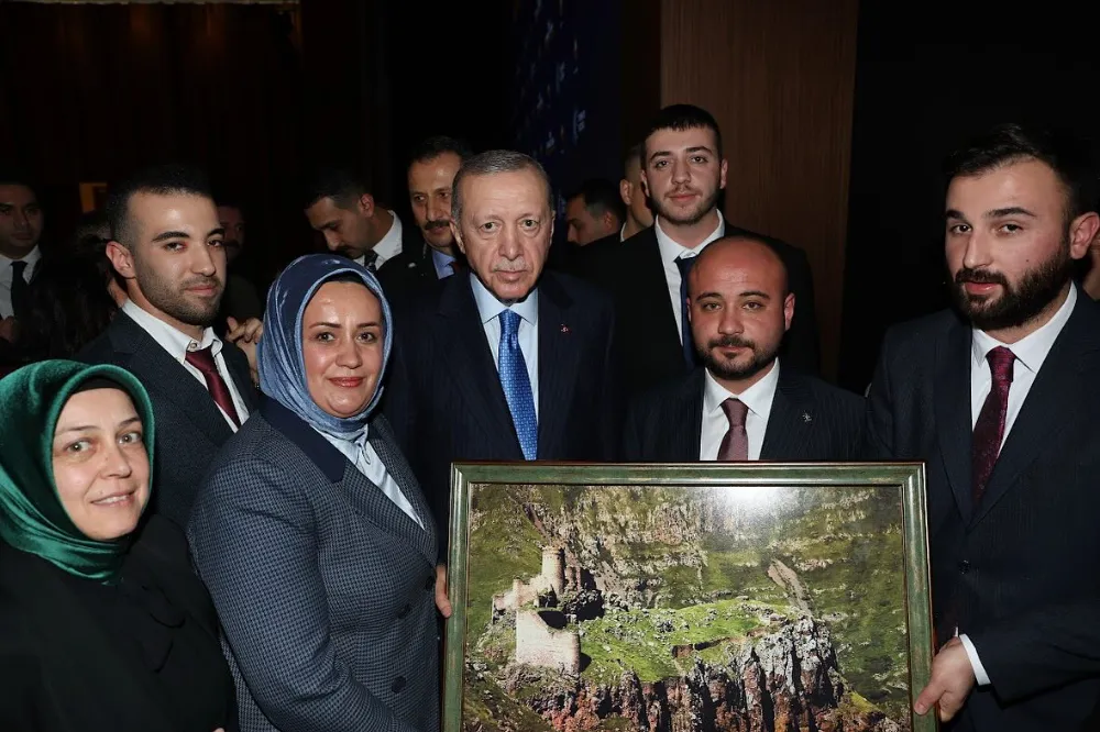 AK Parti Ardahan heyeti, Cumhurbaşkanı Erdoğan’a hediye takdim etti