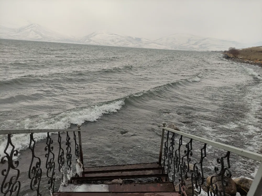 Çıldır Gölü donmadı, turizmciler tedirgin