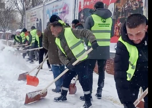 Belediye ekipleri kar temizliğine başladı