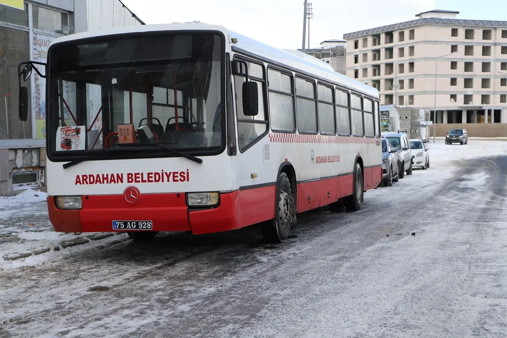 ARDAHAN BELEDİYESİ’NDEN VATANDAŞLARA ÜCRETSİZ HALK OTOBÜSÜ HİZMETİ