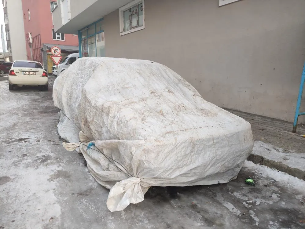 Araçlar battaniye ve brandalar ile korunuyor