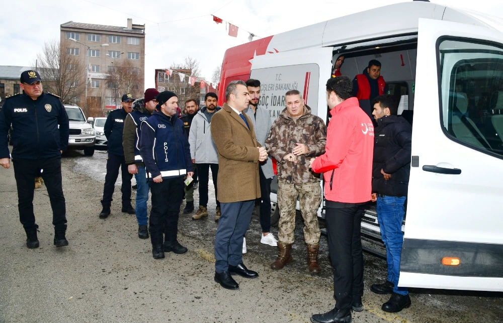 Vali Hayrettin Çiçek, Mobil Göç Aracında incelemelerde bulundu