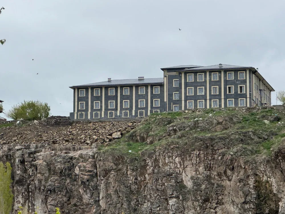 Otel inşaatında kayalık alanlar tahrip edildi