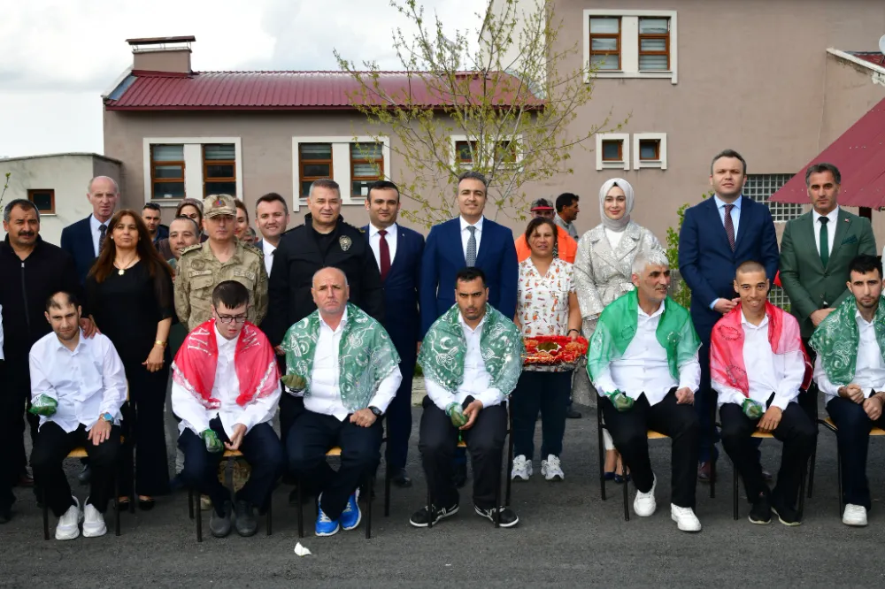 Özel bireylere asker kınası yakıldı